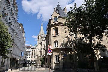 Vue de la rue fermée par une grille.