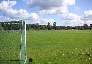 Skarpnäcks sportfält sett från Gamla Tyresövägen.