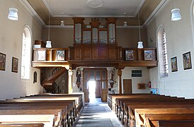 Vue intérieure de la nef vers la tribune d'orgue.