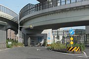 国道302号・高針JCTから高針出入口（奥の信号部分）を望む。至近距離で国道302号と接続。