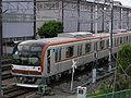 綾瀬検車区内を「新木場」表示で入れ換え自走運転中の第01編成 （2006年6月4日 公道から撮影）