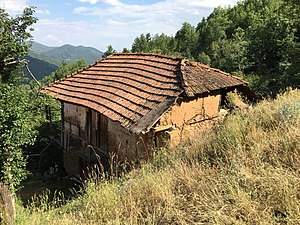 Стара куќа во селото