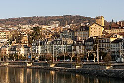 Neuchâtel sijaitsee Neuchâtelinjärven jyrkällä länsirannalla.