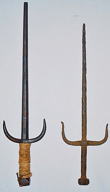 An antique sai (left) and an antique tekpi (right)