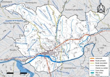 Carte en couleur présentant le réseau hydrographique de la commune