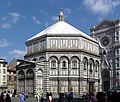 Baptisterium San Giovanni in Florenz mit der Apsis (als Scarsella) im Westen, sodass sich das Hauptportal der Taufkirche der Domfassade gegenüber öffnet.