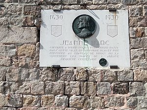 Beffroi de Saint-Riquier, plaque commémorative du passage de Jeanne d'Arc.