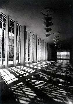 המרכז הרפואי הדסה בהר הצופים (1939−1936) מאת אלפרד ברנהיים; התמונה בסגנון "הצילום החדש"