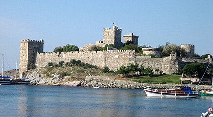 Château Saint-Pierre, Bodrum. Operti en fut capitaine de 1504 à 1507[4].