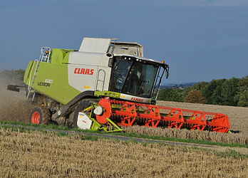 Une moissonneuse-batteuse de marque Claas en cours de récolte dans le land de Hesse. (définition réelle 3 960 × 2 848)