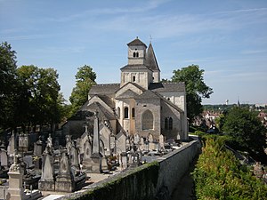 Le chevet et le cimetière.