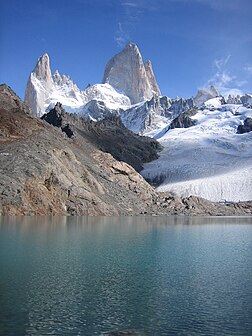 Le mont Fitz Roy (ou Chaltén) en Patagonie (Argentine). (définition réelle 1 536 × 2 048*)