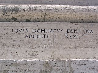 EQVES DOMINICVS FONTANA ARCHITECT EREXIT. Signature de Domenico Fontana sur le piédestal de l'obélisque du Latran.