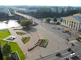 Вид на территорию бывшего гетто в Витебске — в центре фотографии на дальнем берегу реки справа от моста.