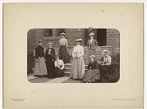 Portrait de groupe féminin (vers 1910).