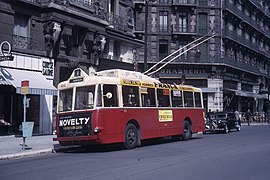 Photographie en couleurs d'un trolleybus rouge et blanc