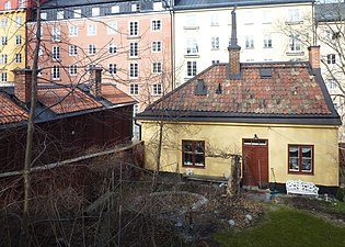 Skånegatan 108 och 110 från gården.