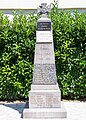 Le monument aux morts dans le cimetière près de l'église Saint-Jean (juil. 2009).