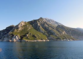 Vue du mont Athos depuis la mer Égée.