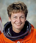 ペギー・ホイットソン（英語版） (1986年卒) NASA 宇宙飛行士、ISS司令官