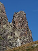 Photographie en couleurs d'une montagne.