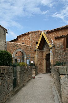 Le chemin menant à l'église et son porche et au musée.