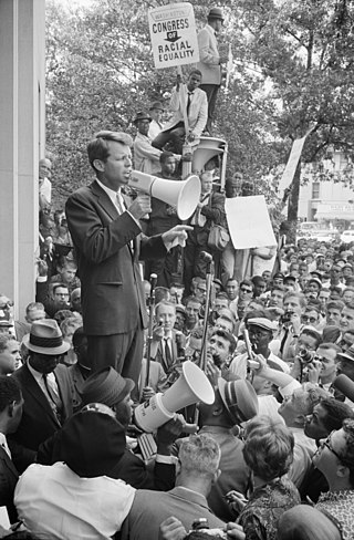 רוברט קנדי נואם בחזית משרד המשפטים של ארצות הברית בעצרות בזכות שוויון בין שחורים ולבנים.