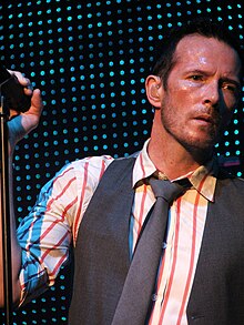 Weiland performing in July 2009