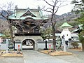 石応寺山門（十六羅漢像が祀られている。）