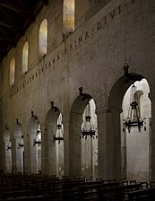 La scritta latina, le arcate, i lampadari artigianali