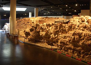 En rest av Stockholms norra stadsmur finns bevarad i Medeltidsmuseet.