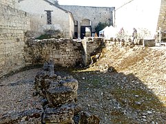 La cour d'entrée et une ancienne porte fortifiée, au sud de la chapelle. A gauche le corps de garde.