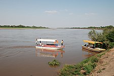 Barcos de turismo no Nilo Azul em Wad Medani