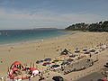 La plage de Trestraou en saison touristique ; au large l'Île Tomé).