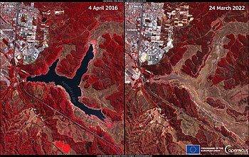 Deux photos satellites montrant le même lac artificiel en 2016 et en 2022 ; dans cette dernière photo le lac a entièrement disparu.