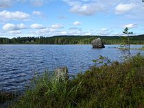 Lago Åbodsjön com pedregulho contendo pintura rupestre (Ångermanland)