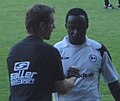 Eric Agyemang (rechts) und sein Trainer Markus von Ahlen (links) bei Arminia Bielefeld im Juni 2011