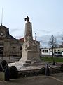 Le monument aux morts devant la mairie (mars 2014).