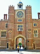 Puerta de Ana Bolena y Torre del Rejoj en Hampton Court.