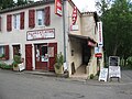 Bar-restaurant dans le village.