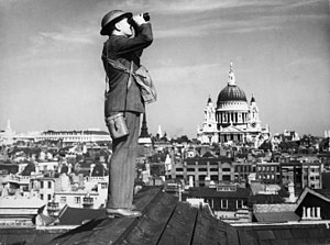תצפיתן של חיל האוויר המלכותי במהלך הקרב על בריטניה במלחמת העולם השנייה. ברקע נראית קתדרלת סנט פול.