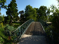 Large passerelle adaptée aux robes à crinolines.