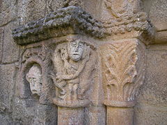 Figuras antropomorfas en los capiteles de la capilla de Granjinha.