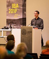 Carl Zillich bei der IBA-Zwischenpräsentation 2018.