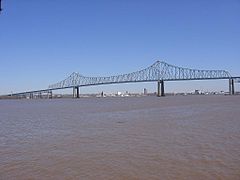 El puente Comodoro Barry, un típico puente en ménsula.