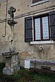 Croix sur la place devant l'église.