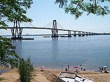 Le pont General Manuel Belgrano, vu depuis une plage de la ville de Corrientes.