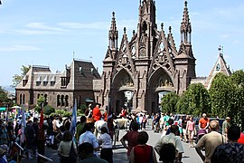 Conmemoración de la batalla de Long Island hacia el arco gótico de la entrada principal.