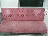 桜草の区分柄が入った座席モケット。この座席は車端部である。