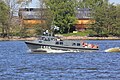 Transport de personnel de l'armée L105 devant l'île de Lonna.